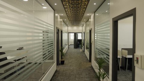 مكاتب عمل بتصميم داخلي فاخر وديكورات راقية، النوافذ والواجهات الزجاجية،  التصميم العصري الحديث للمكاتب في الشركات السعودية