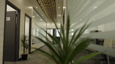 غرف مكتبية بتصاميم وديكورات داخلية فخمة، التصميم العصري الحديث للمكاتب في الشركات السعودية، النوافذ والواجهات الزجاجية