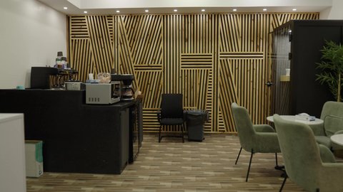 أثاث راقي بألوان ناعمة ,تصميم داخلي فاخر للمكاتب في المملكة العربية السعودية, غرفة استقبال مجهزة بديكورات حديثة, قسم الاستقبال والاستعلامات في أحد الشركات