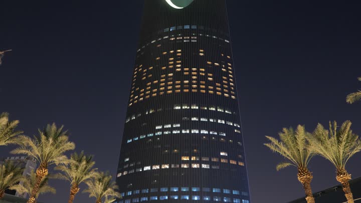 أشجار النخيل الخضراء، أماكن ومعالم سياحية مشهورة لجذب الزوار من شتى أنحاء العالم، الفن الهندسي المعماري المتطور لمبنى برج المملكة المضاء في  العاصمة السعوديه, تنمية المنشآت الهندسية الحديثة في المملكة، ناطحات السحاب في وقت الليل في مدينة الرياض