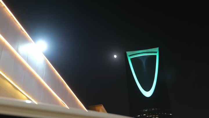 معالم سياحية مشهورة لجذب الزوار من شتى أنحاء العالم، الفن الهندسي المعماري المتطور لمبنى برج المملكة المضاء في  العاصمة السعوديه, تنمية المنشآت الهندسية الحديثة في المملكة، ناطحات السحاب في وقت الليل في مدينة الرياض