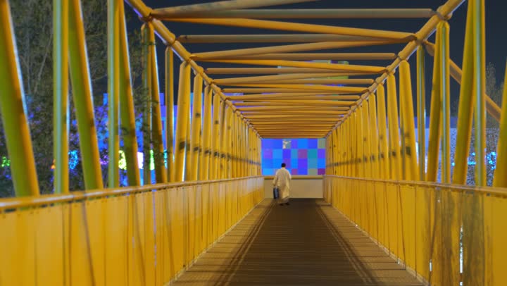 المشي فوق جسر المشاة في مدينة الرياض في وقت الليل, الالتزام بإرشادات السير والمرور، استعمال الطرق المخصصة للمشاة، التطوير والتقدم الحضاري وتحسين البنية التحتيه في المملكة العربية السعودية