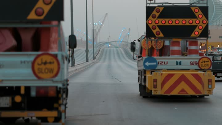 شبكات الطرق والمرور، اللوحات الارشادية والاشارات المرورية التحذيرية أثناء إنشاء الطرق الجديدة، الأعمال الإنشائية وتطوير المدن في السعودية، الربط بين أحياء المدينة والمناطق البعيدة وتقليل المسافات، التقدم الحضاري والعمراني , الالتزام بإرشادات السير والمرور