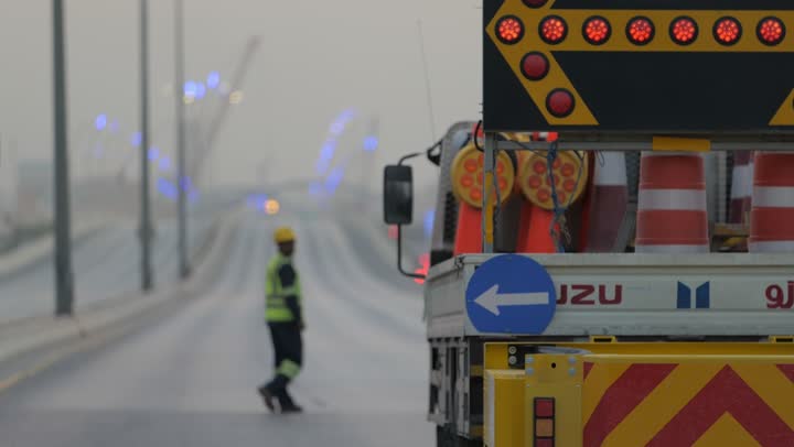 شبكات الطرق والمرور، اللوحات الارشادية والاشارات المرورية التحذيرية أثناء إنشاء الطرق الجديدة، الأعمال الإنشائية وتطوير المدن في السعودية، الربط بين أحياء المدينة والمناطق البعيدة وتقليل المسافات، التقدم الحضاري والعمراني , الالتزام بإرشادات السير والمرور