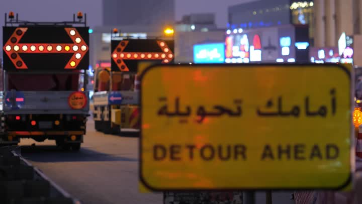 شبكات الطرق والمرور، اللوحات الارشادية والاشارات المرورية التحذيرية أثناء إنشاء الطرق الجديدة، الأعمال الإنشائية وتطوير المدن في السعودية، الربط بين أحياء المدينة والمناطق البعيدة وتقليل المسافات، التقدم الحضاري والعمراني , الالتزام بإرشادات السير والمرور