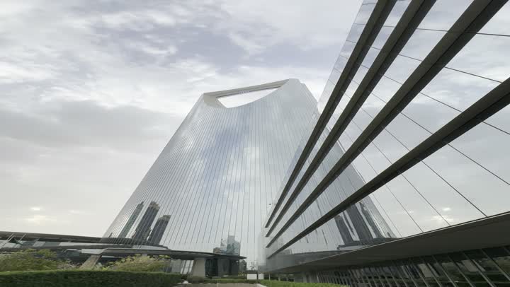 تطور الفن الهندسي المعماري على الطراز الحديث، أماكن ومعالم سياحية مشهورة لجذب السياح من كل انحاء العالم، تصوير مقرب لبرج المملكة الشهير في مدينة الرياض، الأبراج وناطحات السحاب، المباني والمعالم التجارية المشهورة في السعودية،