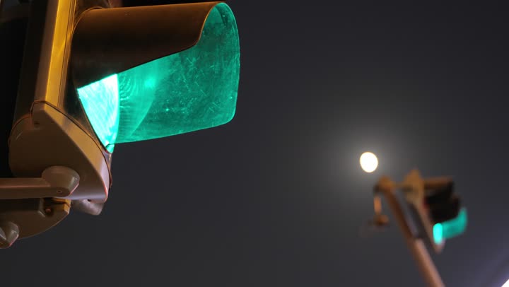 شبكات الطرق والمرور، تصوير مقرب لإشارة المرور المضاءة لتنظيم السير في شوارع وطرقات مدينة الرياض في وقت الليل , الالتزام بإرشادات السير في المملكة العربية السعودية