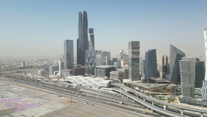 تحقيق النهضة الاقتصادية في المملكة، تصوير درون لمدينة الملك عبدالله المالية في مدينة الرياض، يظهر بوضوح فيه مشروع محطة المترو كعمل فني هندسي، الفن الهندسي المعماري على الطراز الحديث للمباني التجارية، الوجهة المثالية للمال والأعمال بمعايير عالمية