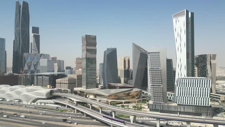 الوجهة المثالية للمال والأعمال بمعايير عالمية، تصوير درون لمدينة الملك عبدالله المالية في مدينة الرياض، مشروع محطة المترو، حركة المرور في مدينة الملك عبدالله، الفن الهندسي المعماري على الطراز الحديث، تحقيق النهضة الاقتصادية في المملكة