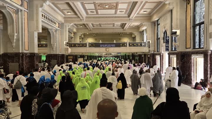 معالم إسلامية مقدسة مشهورة في المملكة العربية السعودية، تصوير للمعتمرين داخل تلة الصفا من داخل المسجد الحرام بمكة المكرمة، شعائر السعي بين الصفا والمروة ومناسك العمرة، التصميمات والديكورات الداخلية على الطراز الإسلامي المعاصر