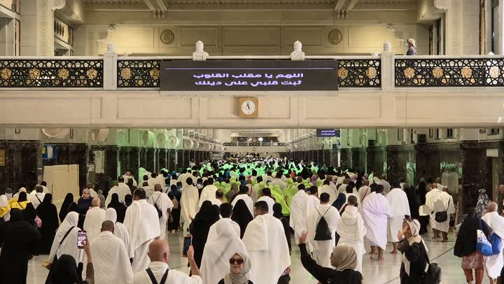 معالم إسلامية مقدسة مشهورة في المملكة العربية السعودية، تصوير للمعتمرين داخل تلة الصفا من داخل المسجد الحرام بمكة المكرمة، شعائر السعي بين الصفا والمروة ومناسك العمرة، التصميمات والديكورات الداخلية على الطراز الإسلامي المعاصر