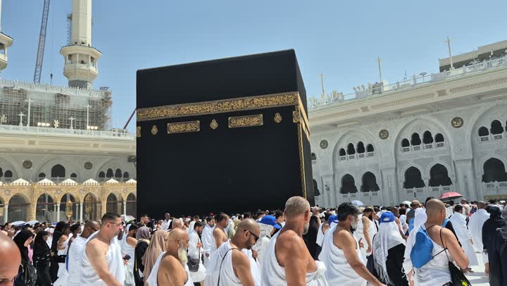 أداء مناسك الحج والعمرة في مكان ومعلم إسلامي ديني مقدس في السعودية، مقصد المسلمين من أنحاء العالم قبلة الاسلام والمسلمين،  تصوير مقرب لحجاج ومعتمرين يطوفون حول الكعبة المشرفة في مكة المكرمة، مفهوم العبادة والتقرب إلى الله