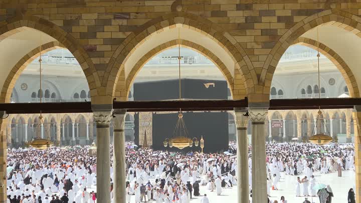 تصويرمن داخل المسجد الحرام لحجاج ومعتمرين يقومون بتأدية مناسك الحج والعمرة ، العبادة والتقرب إلى الله، مكان اسلامي ديني مقدس، معلم الحرم المكي الشريف في مدينة مكة المكرمة، الفن المعماري الهندسي على الطراز الإسلامي في المملكة العربية السعودية