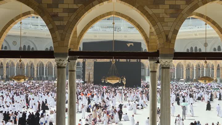 تصويرمن داخل المسجد الحرام لحجاج ومعتمرين يقومون بتأدية مناسك الحج والعمرة ، العبادة والتقرب إلى الله، مكان اسلامي ديني مقدس، معلم الحرم المكي الشريف في مدينة مكة المكرمة، الفن المعماري الهندسي على الطراز الإسلامي في المملكة العربية السعودية