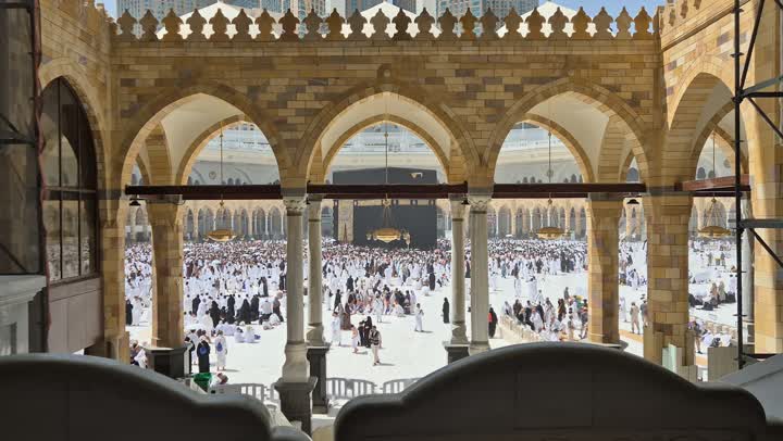 تصويرمن داخل المسجد الحرام لحجاج ومعتمرين يقومون بتأدية مناسك الحج والعمرة ، العبادة والتقرب إلى الله، مكان اسلامي ديني مقدس، معلم الحرم المكي الشريف في مدينة مكة المكرمة، الفن المعماري الهندسي على الطراز الإسلامي في المملكة العربية السعودية