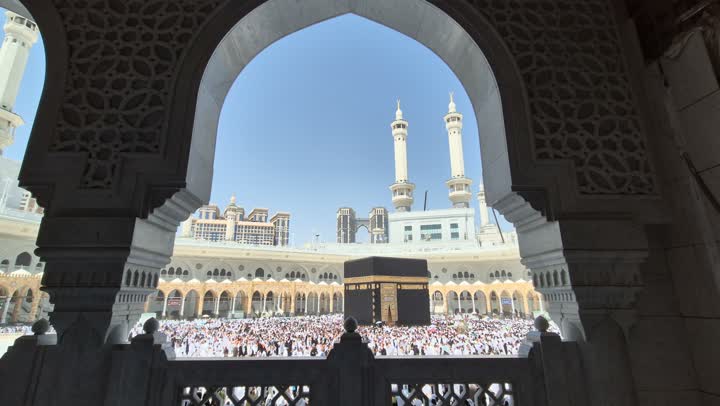 العبادة والتقرب إلى الله، الفن المعماري الهندسي على الطراز الإسلامي في المملكة العربية السعودية ، تصويرمن داخل المسجد الحرام لطواف الحجاج والمعتمرين حول الكعبة المشرفة يظهر فيه برج المملكة والأبراج الفندقية المطلة على الحرم المكي، مكان اسلامي ديني مقدس