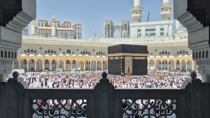 العبادة والتقرب إلى الله، الفن المعماري الهندسي على الطراز الإسلامي في المملكة العربية السعودية ، تصويرمن داخل المسجد الحرام لطواف الحجاج والمعتمرين حول الكعبة المشرفة، الأبراج الفندقية المطلة على الحرم المكي، معلم اسلامي ديني مقدس