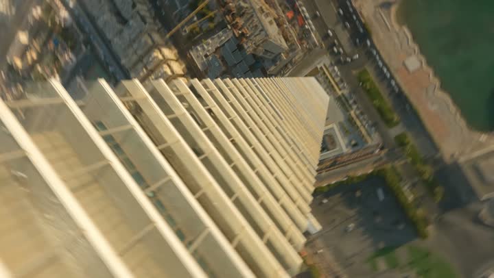 تصميم معماري لبرج يشبه الالتفاف أو الدوران، الفن الهندسي المعماري على الطراز الحديث والمتطور، تصوير درون لمنطقة عصرية ذات مبان شاهقة وأبراج في مدينة جدة، النمو والتقدم العمراني لناطحات السحاب في المملكة العربية السعودية، الوجهة الرئيسية للمال والاعمال