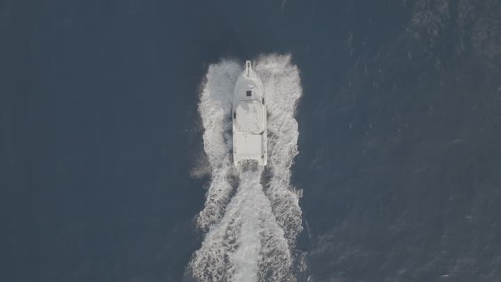 الأبحار باستخدام بوت في البحر الأحمر، الواجهة البحرية المطلة على ساحل الخليج العربي، تصوير درون جوي للبحر أماكن لجذب السياح من مختلف البلدان وقضاء عطلة صيفية ممتعه، المنظر الطبيعي المتميز في البحر الأحمر, معالم ساحلية سياحية في مدينة جدة, خلفية الطبيعه