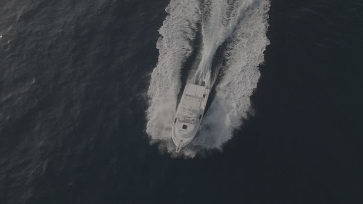 المنظر الطبيعي المتميز في البحر الاحمر, الواجهة البحرية المطلة على ساحل الخليج العربي، تصوير درون ليلي للبحر أماكن لجذب السياح من مختلف البلدان وقضاء عطلة صيفية ممتعه، الابحار باستخدام بوت في البحر الأحمر، معالم ساحلية سياحية في مدينة جدة, خلفية الطبيعه