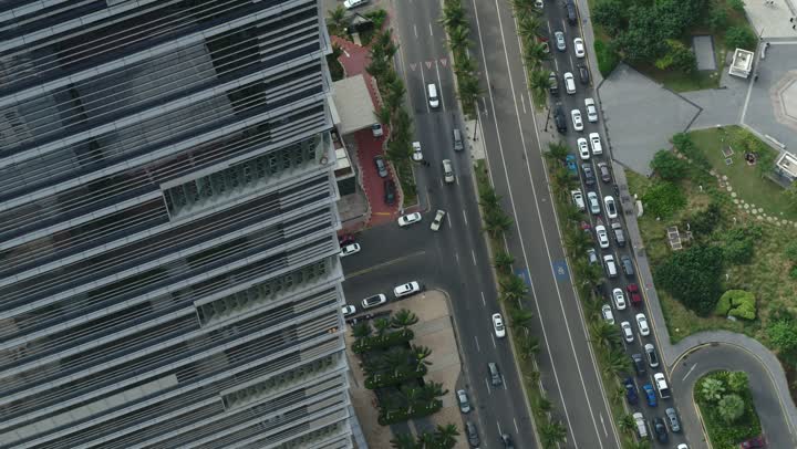 الواجهة البحرية  لكورنيش جدة في المملكة العربية السعودية الفن الهندسي المعماري للمنشآت التجارية المطلة عليها، تصوير درون مقرب لمبنى برج الكورنيش في مدينة جدة, الاستمتاع بالمناظر الطبيعية المائية، الأبراج وناطحات السحاب في المدينة الساحلية