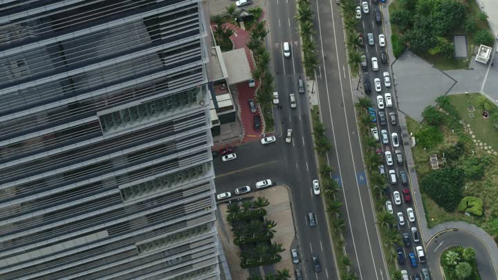 الواجهة البحرية  لكورنيش جدة في المملكة العربية السعودية الفن الهندسي المعماري للمنشآت التجارية المطلة عليها، تصوير درون مقرب لمبنى برج الكورنيش في مدينة جدة, الاستمتاع بالمناظر الطبيعية المائية، الأبراج وناطحات السحاب في المدينة الساحلية