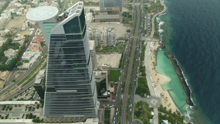 الكورنيش البحري الأبراج وناطحات السحاب، الواجهة البحرية  لكورنيش جدة في المملكة العربية السعودية الفن الهندسي المعماري للمنشآت التجارية المطلة عليها، تصوير درون لمبنى برج الكورنيش وحركة المرور في مدينة جدة, الاستمتاع بالمناظر الطبيعية المائية،