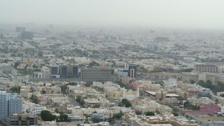 حجم الكثافة السكانية والازدحام، الواجهة البحرية  لكورنيش جدة في المملكة العربية السعودية الفن الهندسي المعماري للمنشآت التجارية المطلة عليها، تصوير درون لمنطقة من مدينة جدة وطبيعة حركة المرور في شوارعها، مكان ومعلم سياحي مشهور في شاطئ البحر الأحمر