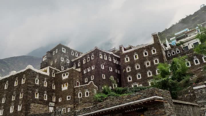 أبنية حجرية بنوافذ خشبية، الفن الهندسي المعماري للمباني على الطراز القديم في مدينة أبها، معالم وأماكن سياحية مشهورة في المملكة العربية السعودية، قرية رجال ألمع الأثرية في منطقة عسير، جذب واستقطاب السياح من أنحاء العالم، الاجواء الضبابية فوق الجبال