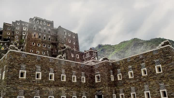 أبنية حجرية بنوافذ خشبية، الفن الهندسي المعماري للمباني على الطراز القديم في مدينة أبها، معالم وأماكن سياحية مشهورة في المملكة العربية السعودية، قرية رجال ألمع الأثرية في منطقة عسير، جذب واستقطاب السياح من أنحاء العالم، الاجواء الضبابية فوق الجبال