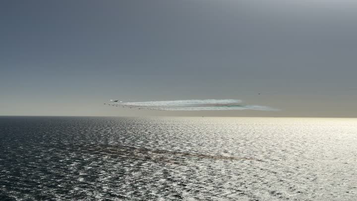 خطوط من الدخان الملون خلف الطائرات النفاثة المحلقة في سماء المملكة العربية السعودية، إحياء ذكرى يوم التأسيس 1727 م، عروض جوية واحتفالات بالمناسبات والأعياد الوطنية فوق البحر في مدينة جدة، فعاليات معرض الطيران لليوم الوطني في 23 سبتمبر، يوم العلم السعودي 11 مارس