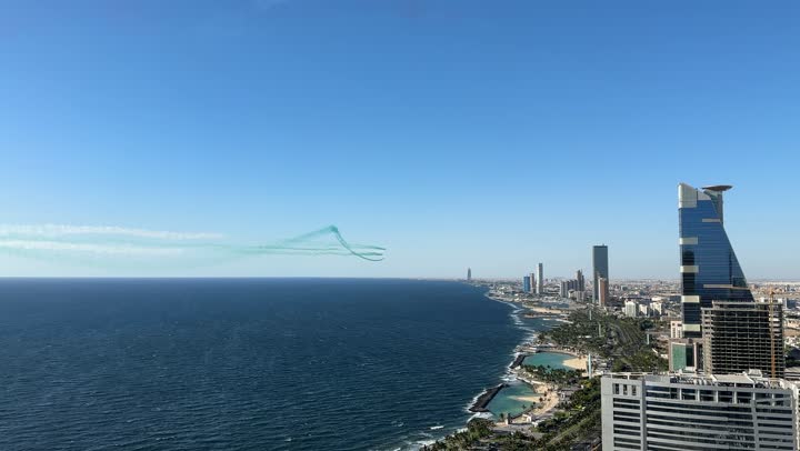 خطوط من الدخان الملون خلف الطائرات النفاثة المحلقة في سماء المملكة العربية السعودية، إحياء ذكرى يوم التأسيس 1727 م، عروض جوية واحتفالات بالمناسبات والأعياد الوطنية فوق البحر في مدينة جدة، فعاليات معرض الطيران لليوم الوطني في 23 سبتمبر، يوم العلم السعودي 11 مارس