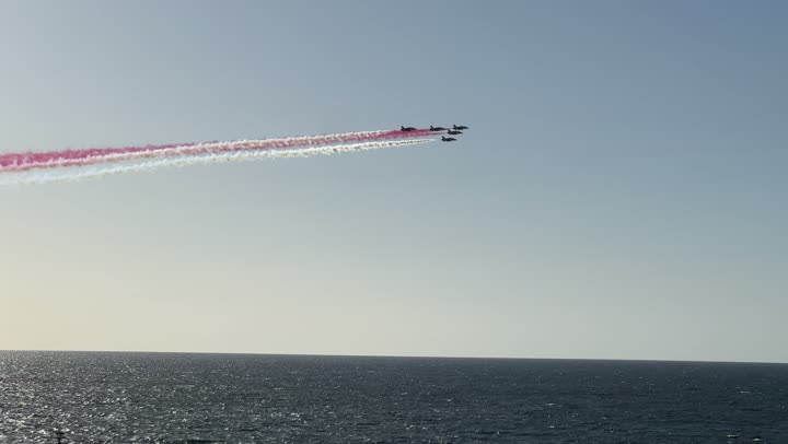 خطوط من الدخان الملون خلف الطائرات النفاثة المحلقة في سماء المملكة العربية السعودية، إحياء ذكرى يوم التأسيس 1727 م، عروض جوية واحتفالات بالمناسبات والأعياد الوطنية فوق البحر في مدينة جدة، فعاليات معرض الطيران لليوم الوطني في 23 سبتمبر، يوم العلم السعودي 11 مارس