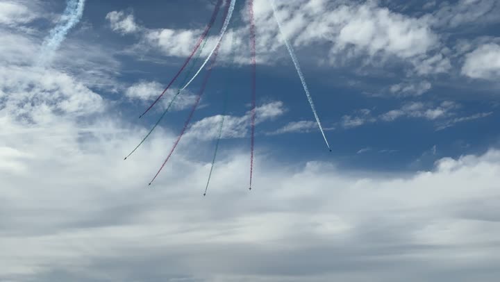 خطوط من الدخان الملون خلف الطائرات النفاثة المحلقة في سماء المملكة العربية السعودية، إحياء ذكرى يوم التأسيس 1727 م، عروض جوية واحتفالات بالمناسبات والأعياد الوطنية فوق البحر في مدينة جدة، فعاليات معرض الطيران لليوم الوطني في 23 سبتمبر، يوم العلم السعودي 11 مارس