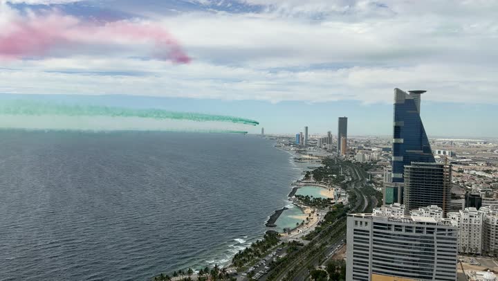 عروض جوية واحتفالات بالمناسبات والأعياد الوطنية فوق البحر في مدينة جدة، خطوط من الدخان الملون خلف الطائرات النفاثة المحلقة في سماء المملكة العربية السعودية، إحياء ذكرى يوم التأسيس 1727 م،  فعاليات معرض الطيران لليوم الوطني في 23 سبتمبر، يوم العلم السعودي 11 مارس