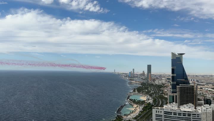 فعاليات معرض الطيران لليوم الوطني في 23 سبتمبر، إحياء ذكرى يوم التأسيس 1727 م، عروض جوية واحتفالات بالمناسبات والأعياد الوطنية فوق البحر في مدينة جدة، خطوط من الدخان الملون خلف الطائرات النفاثة المحلقة في سماء المملكة العربية السعودية،  يوم العلم السعودي 11 مارس