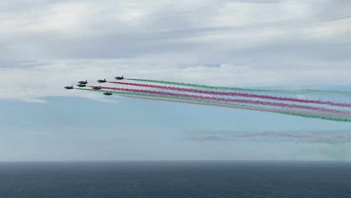 فعاليات معرض الطيران لليوم الوطني في 23 سبتمبر، إحياء ذكرى يوم التأسيس 1727 م، عروض جوية واحتفالات بالمناسبات والأعياد الوطنية فوق البحر في مدينة جدة، خطوط من الدخان الملون خلف الطائرات النفاثة المحلقة في سماء المملكة العربية السعودية،  يوم العلم السعودي 11 مارس