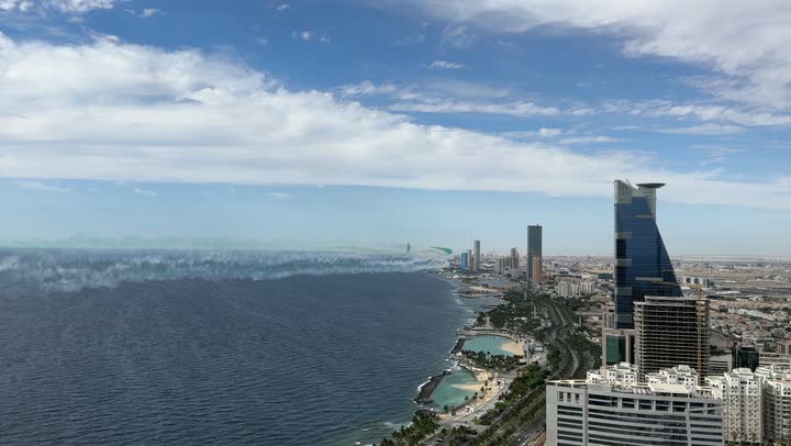 يوم العلم السعودي 11 مارس، فعاليات معرض الطيران لليوم الوطني في 23 سبتمبر، إحياء ذكرى يوم التأسيس 1727 م، عروض جوية واحتفالات بالمناسبات والأعياد الوطنية فوق البحر في مدينة جدة، خطوط من الدخان الملون خلف الطائرات النفاثة المحلقة في سماء المملكة العربية السعودية،