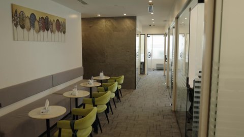 تخصيص مكان لاستراحة الموظفين، زيادة انتاجية الموظف من خلال توفير أماكن راحة، وقت بعد انتهاء الدوام الرسمي، مكان عمل مريح الشركات الراقية في المملكة العربية السعودية, تصميم مناسب وعصري للعمل، دمج التقنيات الحديثة، مهن ووظائف مكتبية, تصويرداخلي لمقر شركة مكاتب