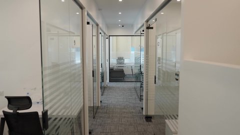 تصويرداخلي لممرات في مقر شركة مكاتب وأعمال، الاهتمام بتوفير مساحة لاستراحة الموظفين، وقت بعد انتهاء الدوام الرسمي، مكان عمل مريح الشركات الراقية في المملكة العربية السعودية, تصميم مناسب وعصري للعمل، دمج التقنيات الحديثة، مهن ووظائف مكتبية
