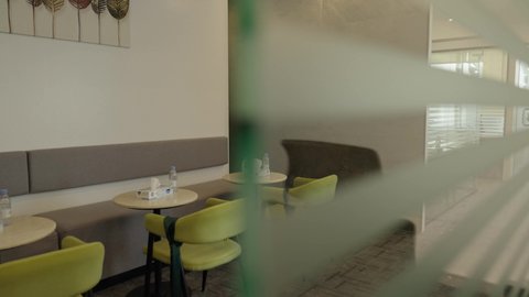 الاهتمام بتوفير مساحة لاستراحة الموظفين، زيادة انتاجية الموظف من خلال توفير أماكن راحة، وقت بعد انتهاء الدوام الرسمي، مكان عمل مريح الشركات الراقية في المملكة العربية السعودية, تصميم مناسب وعصري للعمل، دمج التقنيات الحديثة،  تصويرداخلي لمقر شركة مكاتب