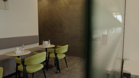 توفير أماكن راحة تزيد انتاجية الموظف، الاهتمام بتوفير مساحة لاستراحة الموظفين، وقت بعد انتهاء الدوام الرسمي، مكان عمل مريح الشركات الراقية في المملكة العربية السعودية, تصميم مناسب وعصري للعمل، دمج التقنيات الحديثة،  تصويرداخلي لمقر شركة مكاتب