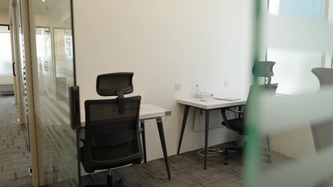 بيئة عمل مريحة الشركات الراقية ي المملكة العربية السعودية, تصميم مناسب وعصري للعمل، الاهتمام بالتفاصيل لراحة الموظف، مكتب فارغ في وقت بعد انتهاء الدوام الرسمي، دمج التقنيات الحديثة والمتطورة في الحياة العملية, مهن ووظائف مكتبية, تصويرداخلي لمقر شركة مكاتب وأعمال