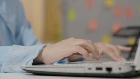 مهارة الايدي السريعة على لوحة المفاتيح، دمج التكنولوجيا والتقنيات الحديثة مع العمل، وظيفة مكتبية في شركات الخليج العربي، مفهوم الاناقة والاهتمام بالمظهر الخارجي، تصوير مقرب لايدي امراة عربية خليجية سعودية محجبة ترتدي العباءة تجلس خلف الطاولة تعمل