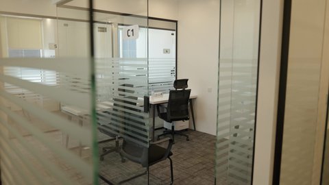 مكتب فارغ في وقت بعد انتهاء الدوام الرسمي، دمج التقنيات الحديثة والمتطورة في الحياة العملية, بيئة عمل مريحة الشركات الراقية ي المملكة العربية السعودية, مهن ووظائف مكتبية, تصويرداخلي لمقر شركة مكاتب وأعمال، تصميم مناسب وعصري للعمل، الاهتمام بالتفاصيل لراحة الموظف