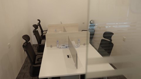 قاعات اجتماعات فارغة في وقت بعد انتهاء الدوام الرسمي، مكان عمل مريح الشركات الراقية في المملكة العربية السعودية, تصميم مناسب وعصري للعمل، الاهتمام بالتفاصيل لراحة الموظف، دمج التقنيات الحديثة، مهن ووظائف مكتبية, تصوير داخلي لمقر شركة مكاتب وأعمال