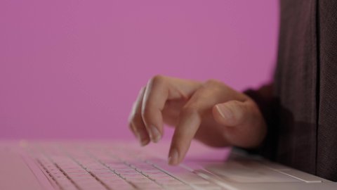 النقر على لوحة المفاتيح، صناعة المحتويات النصية، مفهوم ادخال البيانات،تصوير مقرب لايدي امرأة عربية خليجية سعودية تستخدم الحاسوب المحمول، الكتابة على جهازاللابتوب، دمج التكنولوجيا الحديثة بالحياة العملية، خلفية ملونه