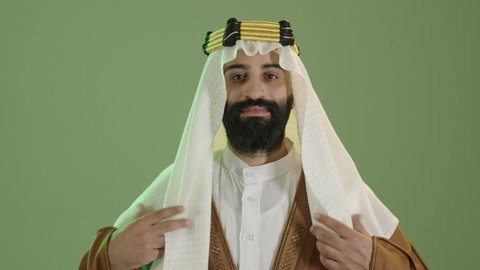 تذكار اليوم الوطني السعودي 23 سبتمبر، ذكرى تأسيس الدولة السعودية الأولى في 22 فبراير، بورتريه  لرجل عربي سعودي خليجي يرتدي البشت والغتره وعقال يوم التأسيس يقوم بتعديل ملابسه ، يوم بدينا 1727م