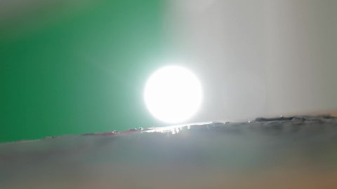 إتقان هواية الفنون اليدوية , ورشة عمل فنية , استخدام أدوات و معدات الرسم و التلوين , بورتريه مقرب ليد رسام عربي خليجي سعودي يرتدي الثوب التقليدي و مريلة الرسم يجلس على الكرسي أمام اللوحة , إيماءات الفرح و السرور