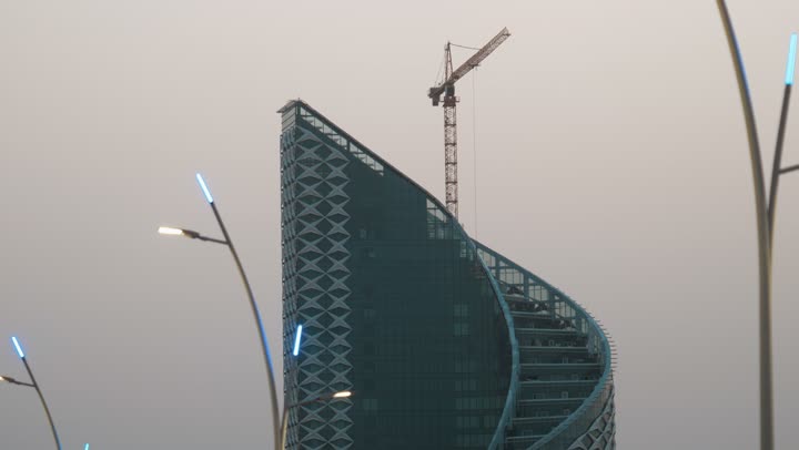 الأبراج وناطحات السحاب، الأعمال الإنشائية وتطوير المدن في المملكة العربية السعودية، ناطحة سحاب قيد التشييد في مدينة الرياض، شبكات الطرق والمرور، استخدام الرافعات والآليات والمعدات الثقيلة في البناء، التقدم الحضاري والعمراني